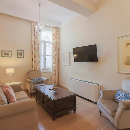 Gatto Perso Luxury Studios And Apartments アパート